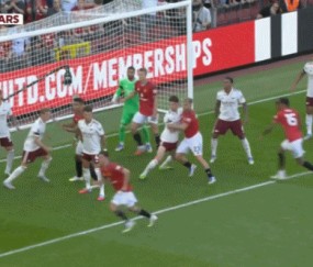 如出一辙！曼联定位球德里赫特紧贴拉亚，裁判未作判罚