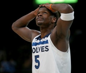 乏善可陈！爱德华兹半场11投4中 仅得到9分3板2助&amp;正负值-11