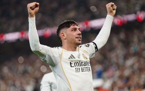 kaiyun-皇马苦寻多年的右路“新贝尔”已在阵中 巴尔韦德半场戴帽打爆曼城