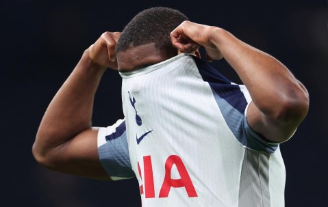 开云体育-1-3！十人热刺5连败+11轮不胜，距降级区仅1分，球迷失望半场退场